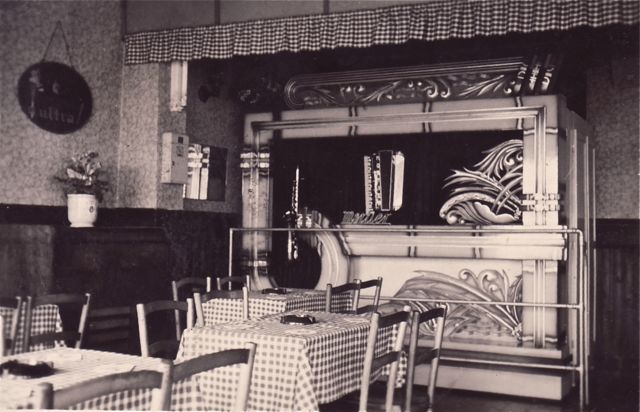 De plaatsing van een Decaporgel in ons restaurant deed de boekingen toch wat teruglopen. Dramatisch om eerlijk te zijn.